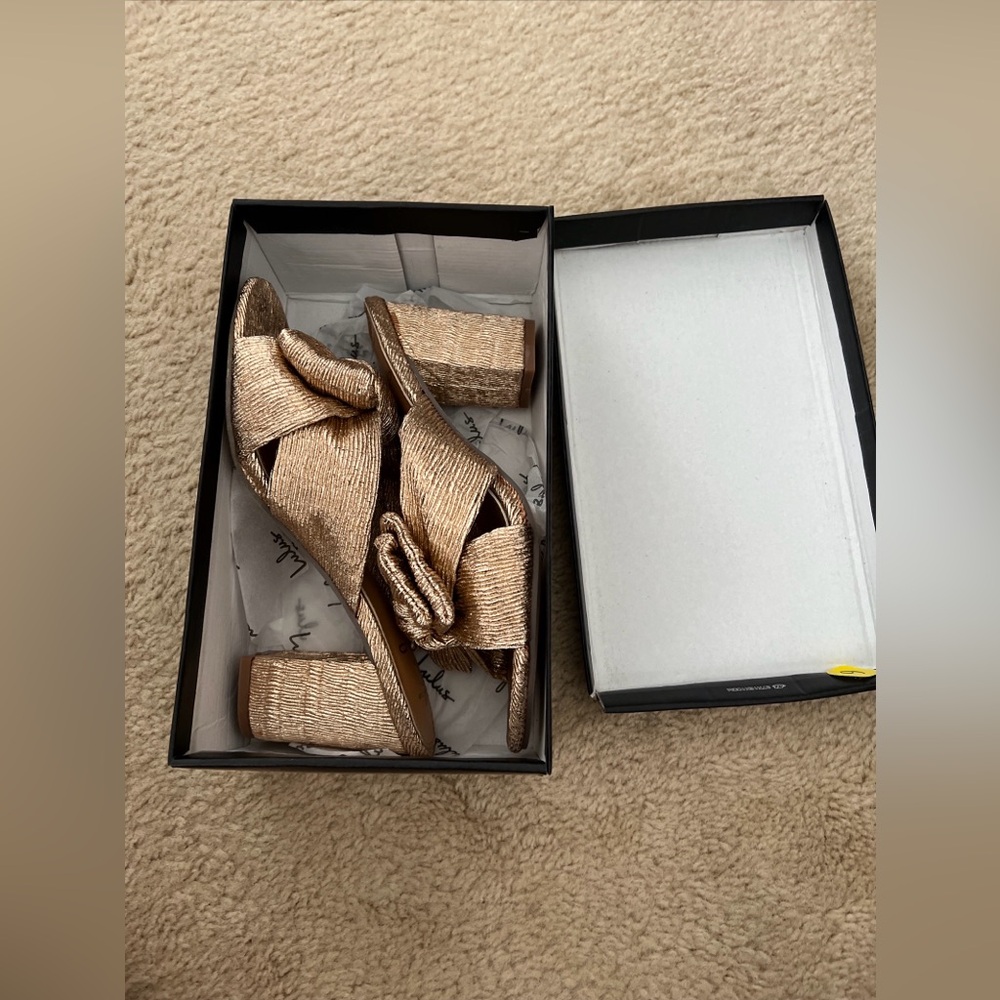 New with box lulus gold bow heels size 8.5 - Picture 1 of 5